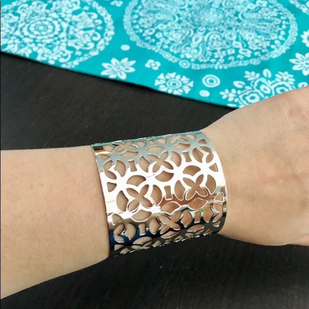 NEW!๐๐GORGEOUS CLOVER QUATREFOIL CUFF๐๐SILVERY - Picture 3 of 8